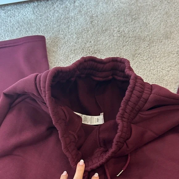 ALO Yoga Burgundy Sweatpants - Picture 3 of 4